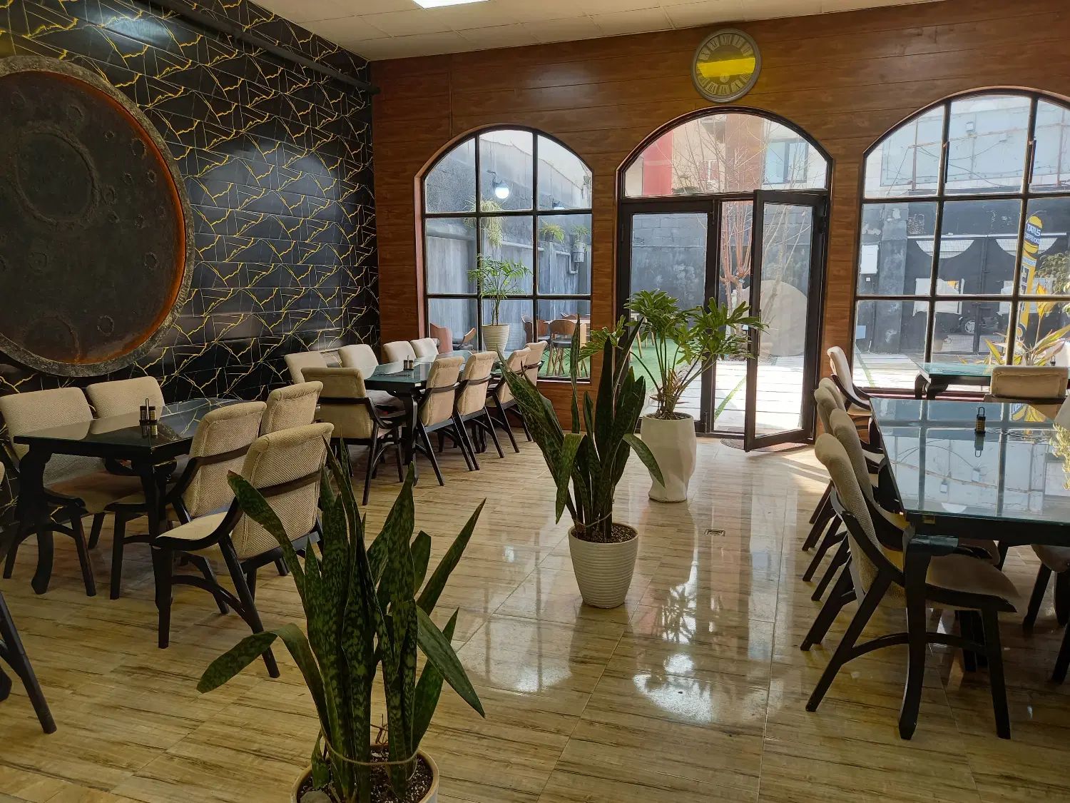 اجاره ملک ویلایی تجاری خ معلم نرسیده به م سرگل|اجارهٔ مغازه و غرفه|رشت, معلم|دیوار