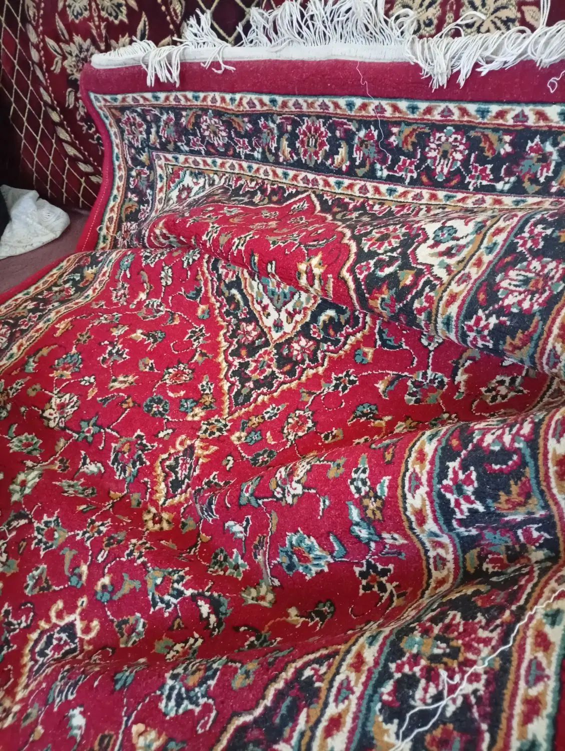 فرش کناره ی قرمزتمیزبدون پارگی یاسوختگی|فرش|گرگان, |دیوار