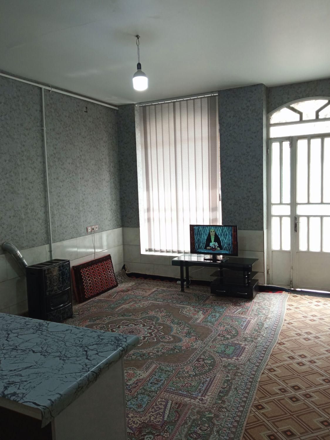 منزل مبله مستقل نواب صفوی|اجارهٔ کوتاه‌مدت آپارتمان و سوئیت|شیراز, کوشک میدان|دیوار