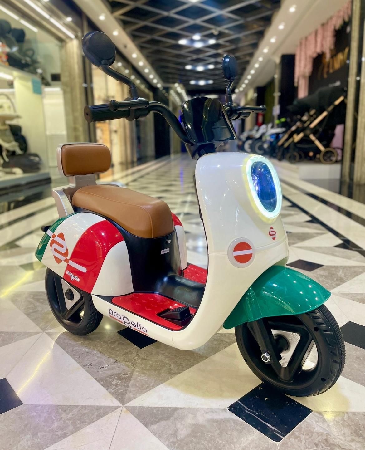 موتور شارژی وسپا پاکشتی سه رنگ|اسباب‌بازی بچه|تهران, کوهک|دیوار