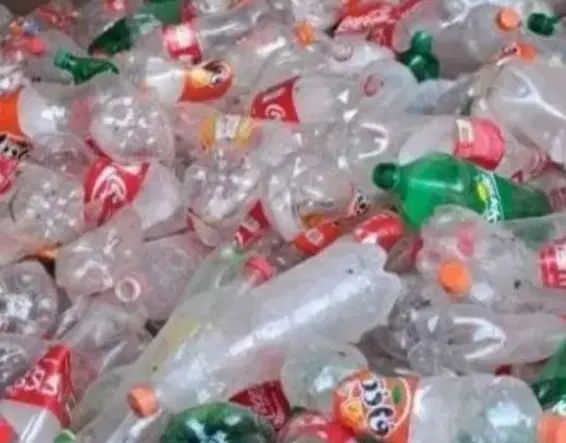 بطری یکونیم دارم به بالاترین قیمت پیشنهادی|ظروف نگهدارنده، پلاستیکی، یک‌بارمصرف|زهک, |دیوار