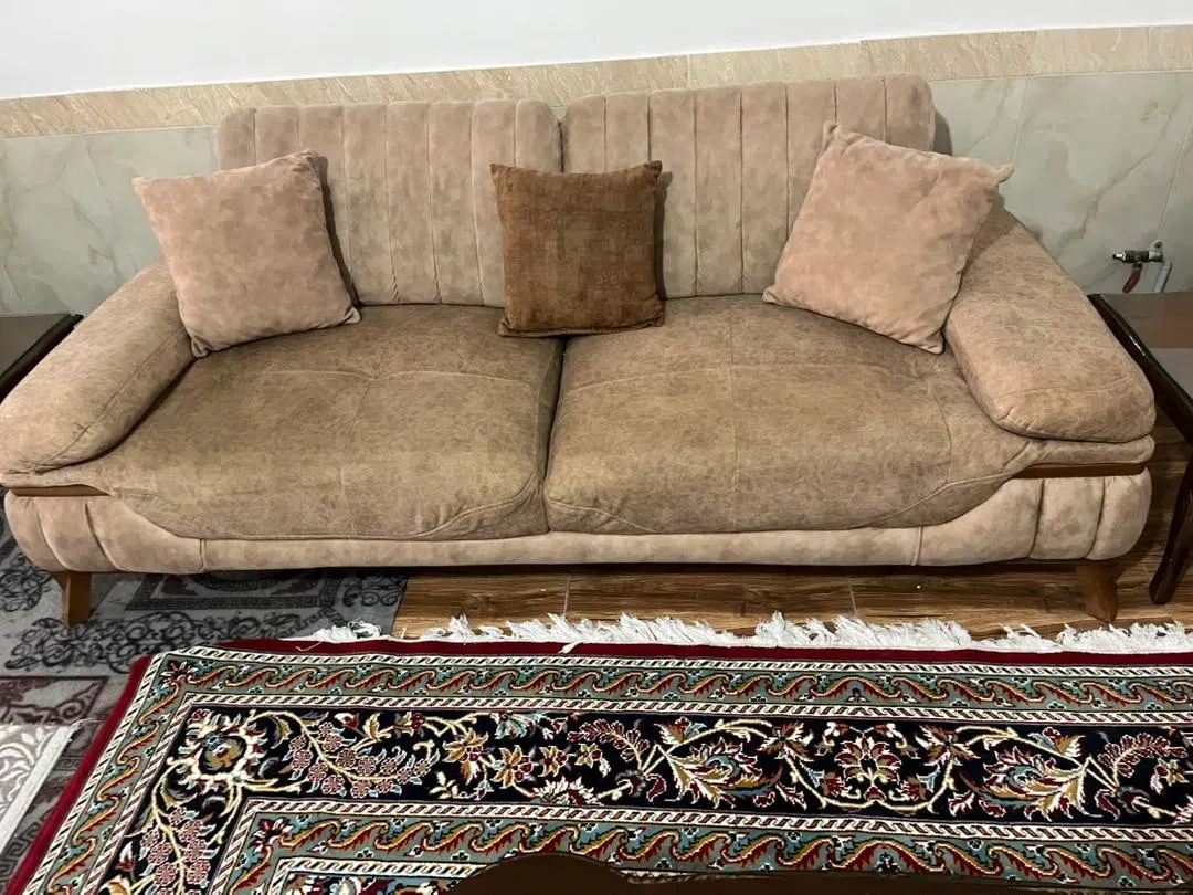 فروش مبل راحتی ۵نفره به همراه میز جلو مبلی و گلدان|مبلمان خانگی و میز عسلی|رباط‌کریم, رباط‌کریم|دیوار