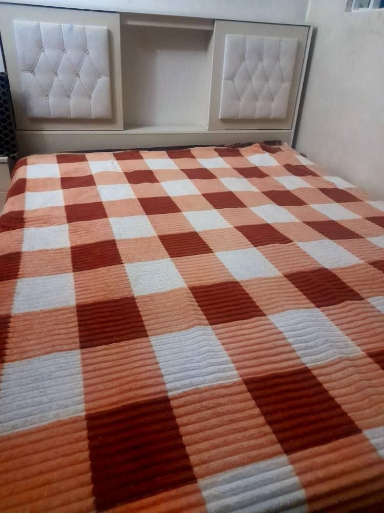 تختخواب وخوشخواب رویال دونفره همراه باپاتختی|تخت و سرویس خواب|دلیجان, |دیوار