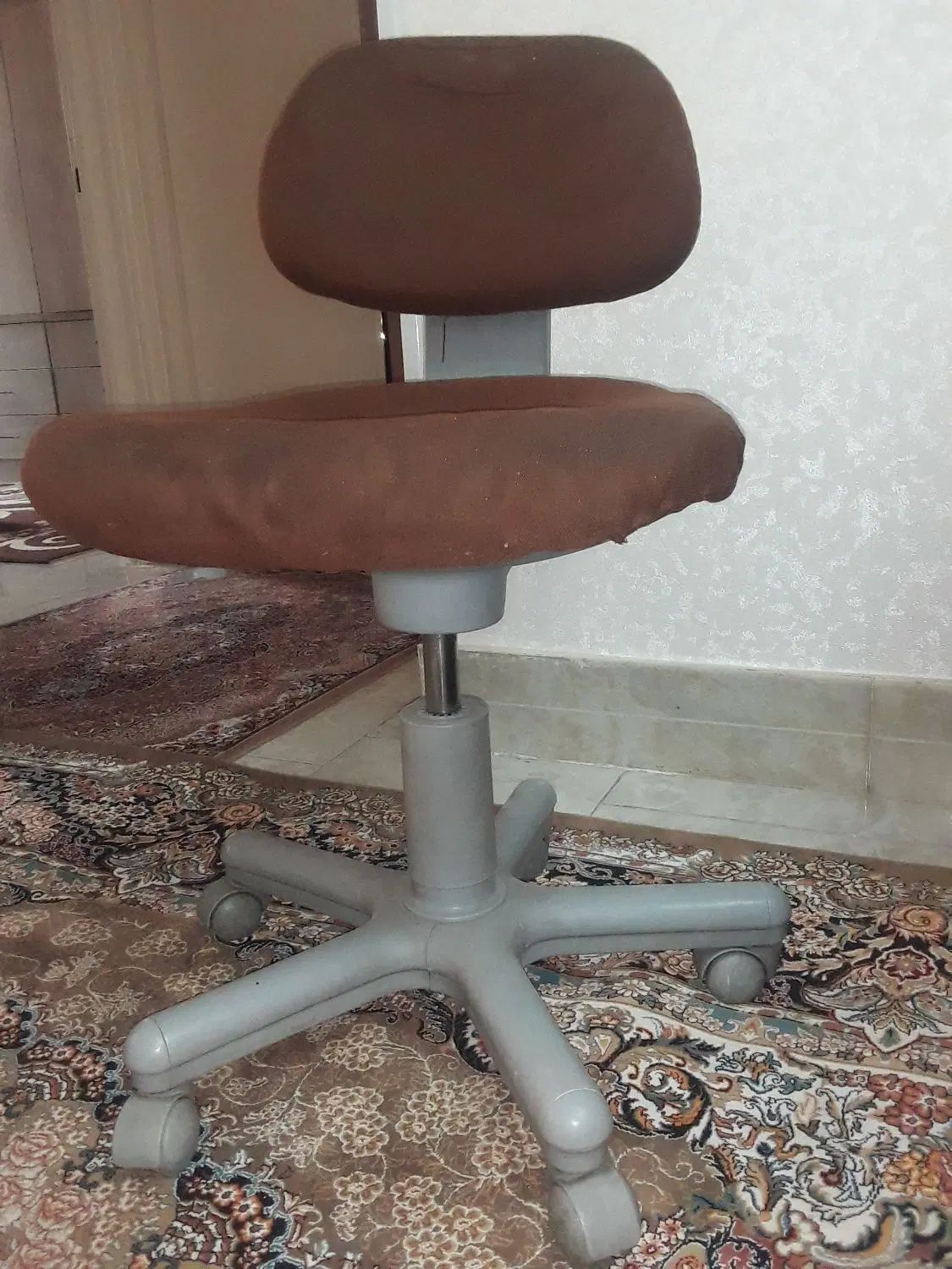 صندلی چرخشی ۴۰۰هزار تومان|صندلی و نیمکت|کرج, گلشهر|دیوار