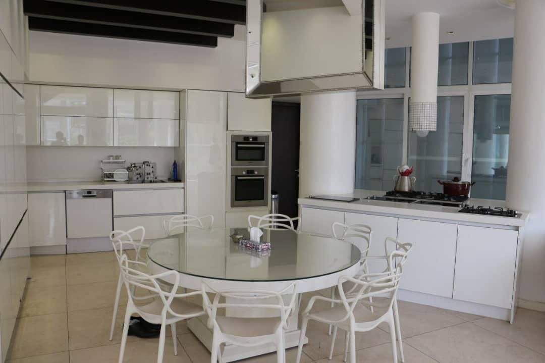 عمارت سفید لواسان اوشان|اجارهٔ کوتاه‌مدت ویلا و باغ|تهران, زعفرانیه|دیوار