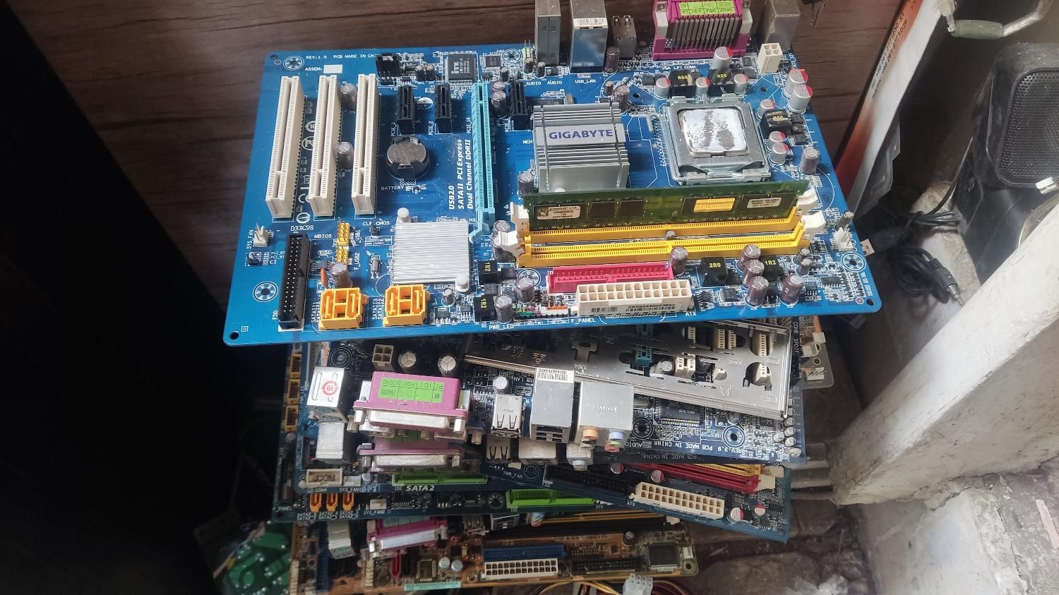 انواع  کامپیوتر و مادربرد ddr2 و ddr3|قطعات و لوازم جانبی رایانه|کرج, مصباح|دیوار