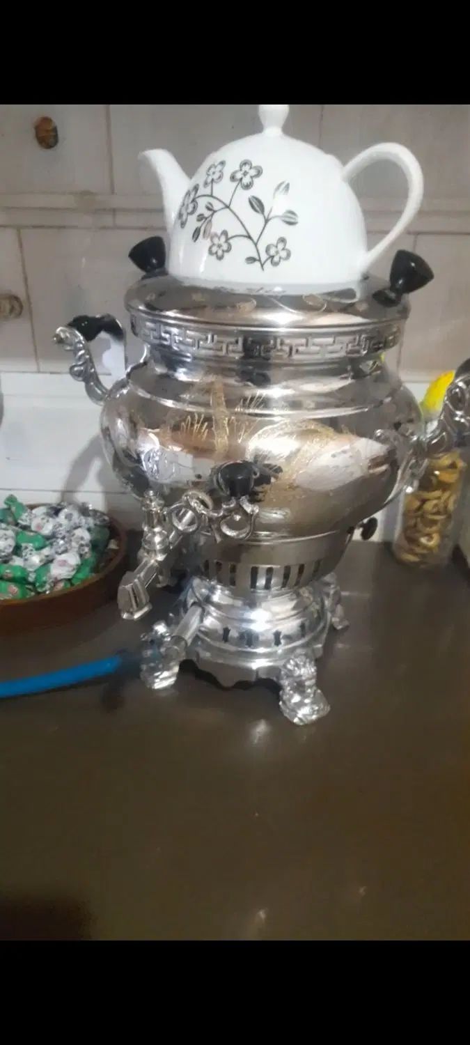 یک عدد سماور گازی با قوری با زیر تلویزیون شیشه ای|سماور، چای‌ساز، قهوه‌ساز|دهلران, |دیوار