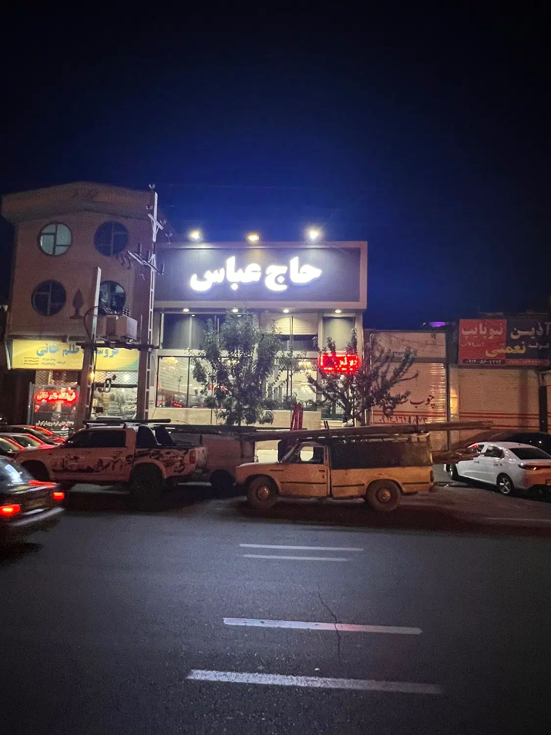استخدام سالنکار اقا و خانم رستوران حاج عباس اول|استخدام خدمات فروشگاه و رستوران|کرج, حصارک بالا|دیوار