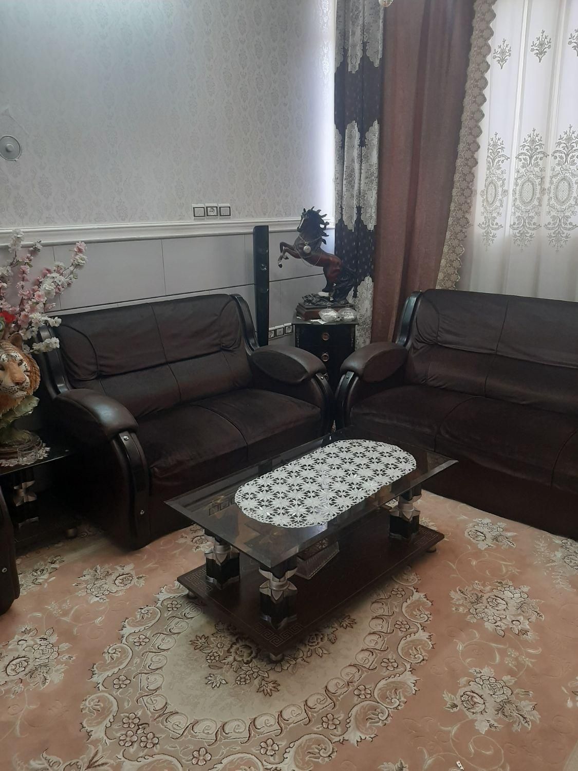 مبل ۷نفره راحتی بامیزعسلی جنس چرم مخمل بادوام|مبلمان خانگی و میز عسلی|قم, نیروگاه|دیوار