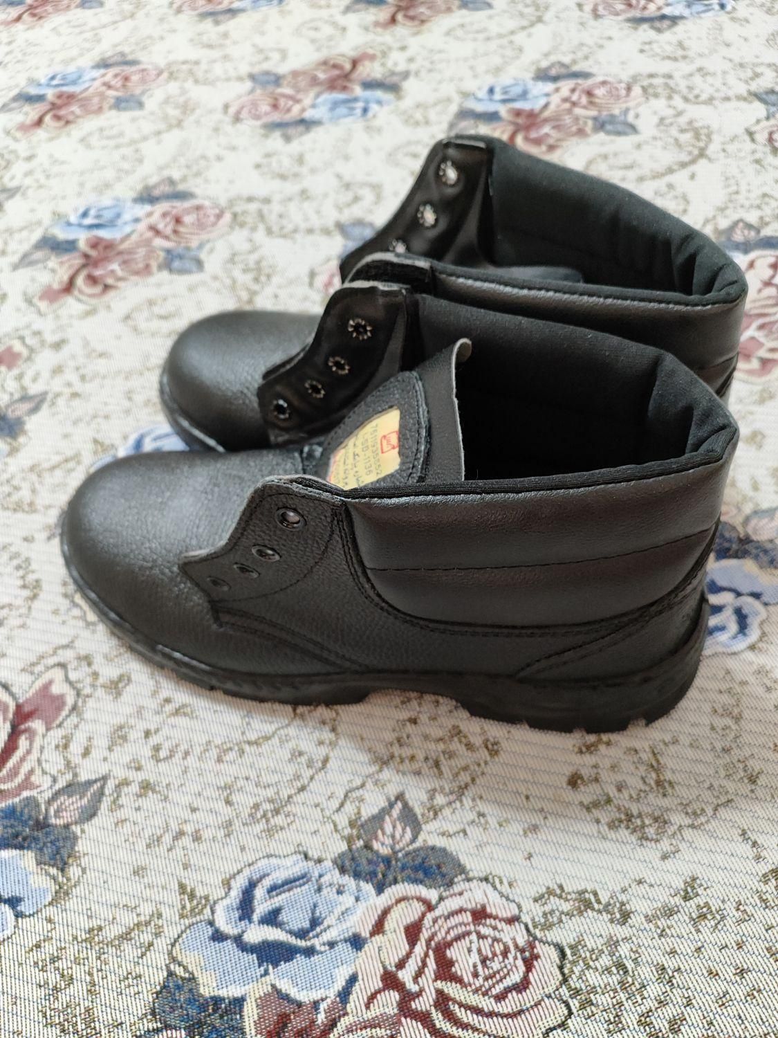 کفش ایمنی یا کفش کار|کیف، کفش، کمربند|فولادشهر, ورزشگاه فولادشهر|دیوار