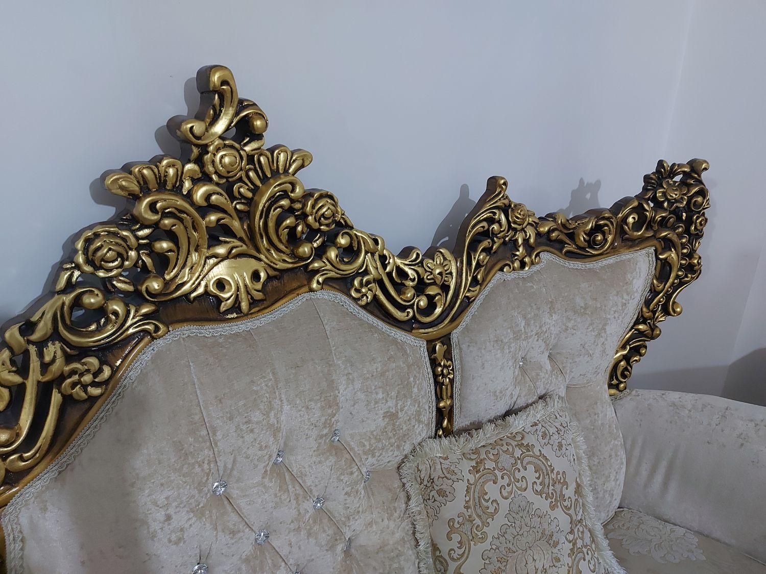 مبل کلاسیک چوب راش بدنه و تاج سالم بدون ایراد|مبلمان خانگی و میز عسلی|اسلام‌شهر, باغ فیض|دیوار