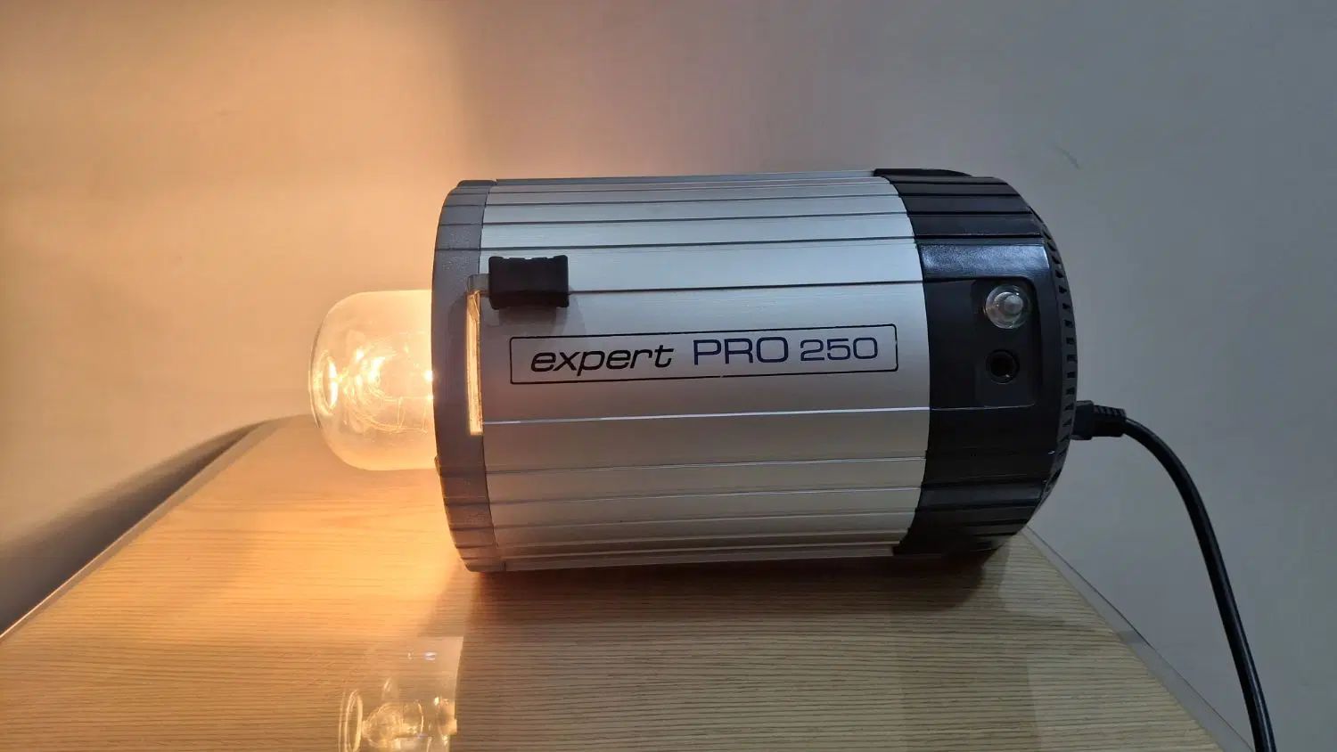 فلاش هنسل‌    expert pro 250 در حد نو|دوربین عکاسی و فیلم‌برداری|تهران, هروی|دیوار