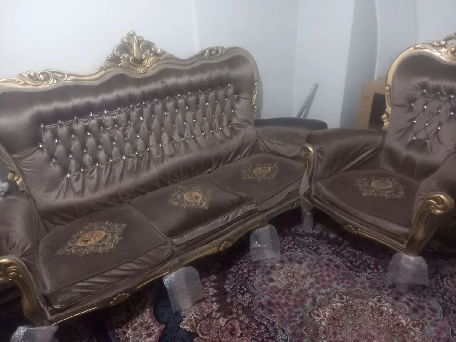 مبل سلطنتی ۹ نفره به همراه دو عدد میز عسلی|مبلمان خانگی و میز عسلی|تهران, آرارات|دیوار