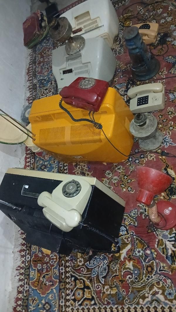 تلوزیون  فانوس تلفن گردسوز صفحه گرام سنگ آسیاب ریش|کلکسیون اشیاء عتیقه|رشت, جانبازان|دیوار