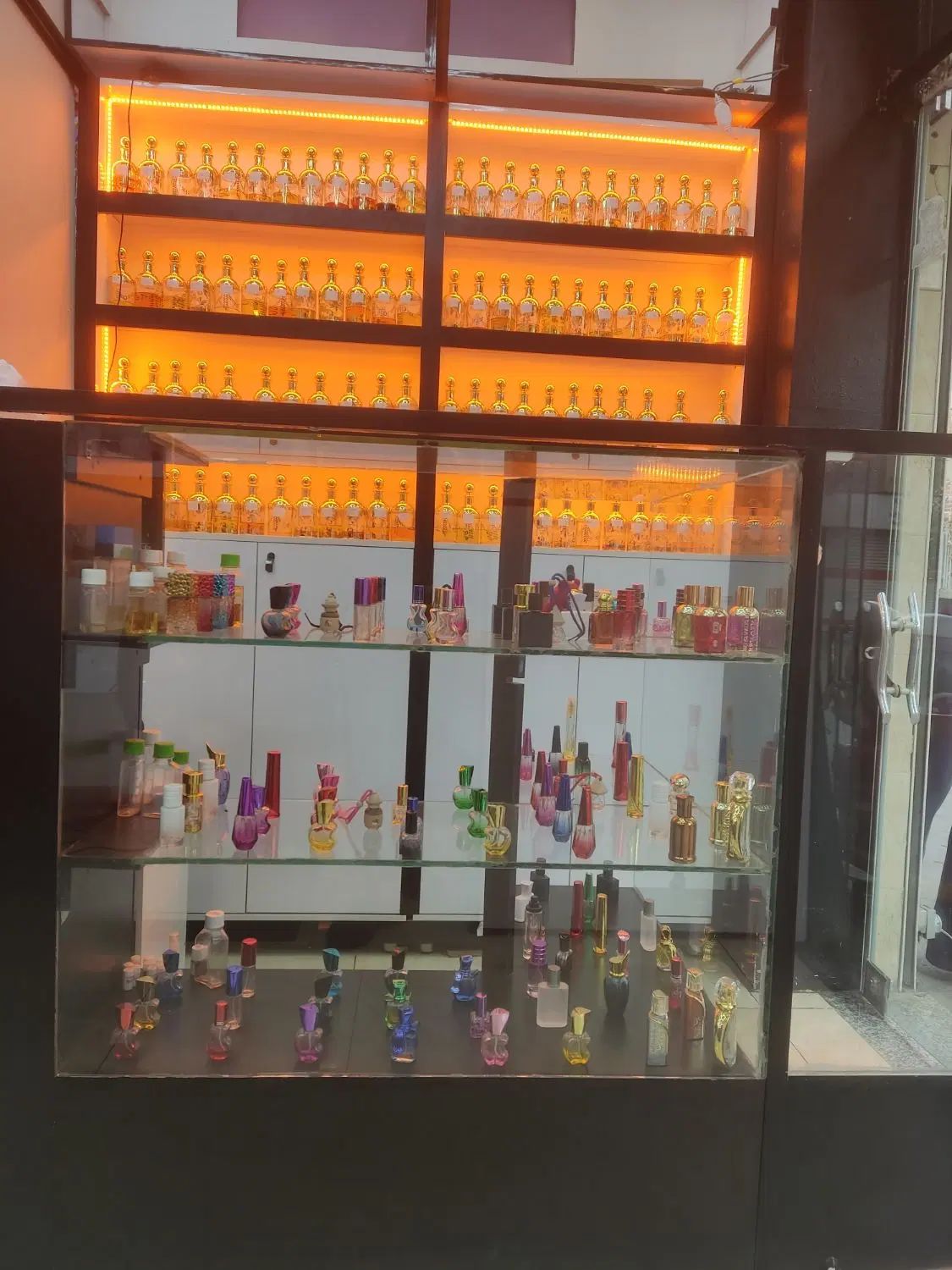 استخدام همکار ساده(خانم،اقا)کار عطر فروشی ملک شهر|استخدام خدمات فروشگاه و رستوران|اصفهان, ملک‌شهر|دیوار