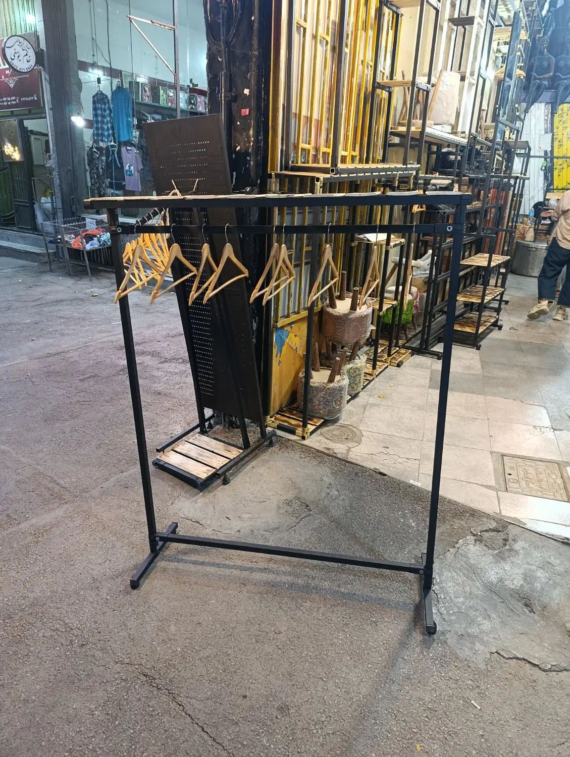 رگال لباس استند بالا چوب|فروشگاه و مغازه|اصفهان, سنبلستان|دیوار