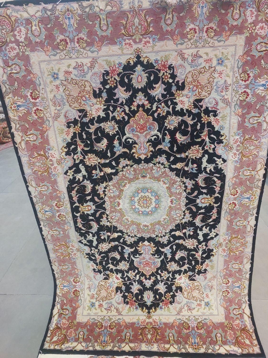 فرش دستباف بساک ۱ در ۱/۵ تبریز چله ابریشم ۵۰ رج|فرش|مشکین‌دشت, |دیوار