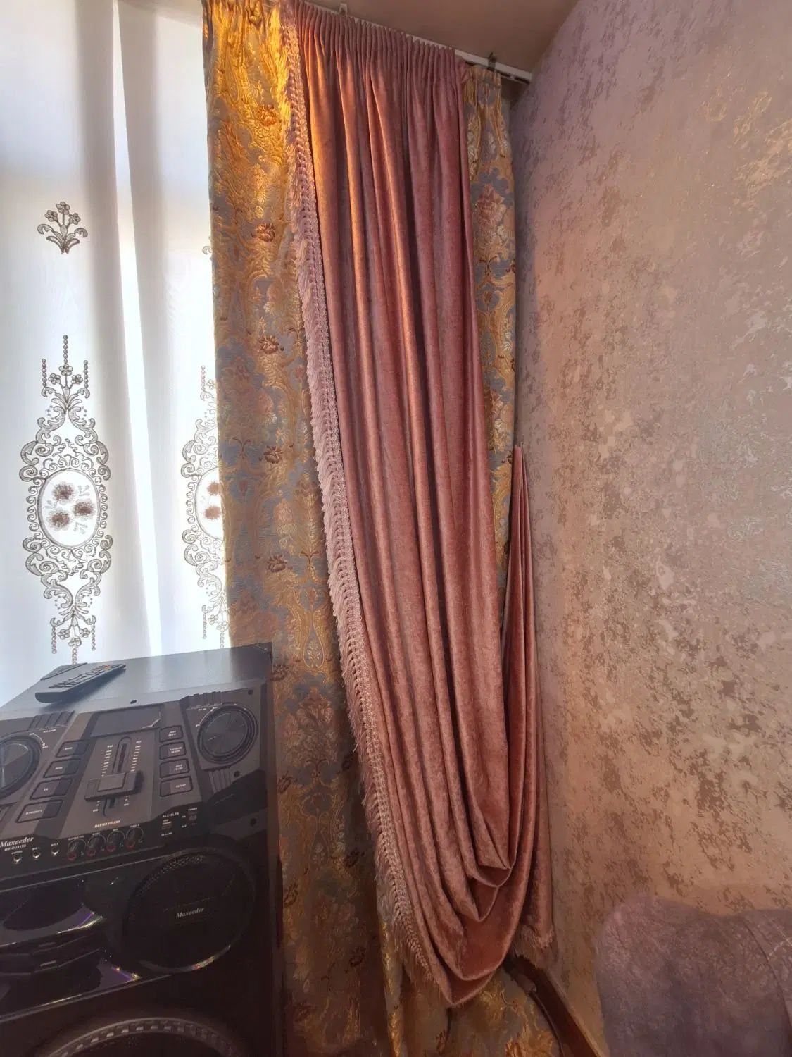 دستک پرده،روتختی،کنارسالنی برنجی|پرده، رانر، رومیزی|مشهد, حجاب (شهرک غرب)|دیوار