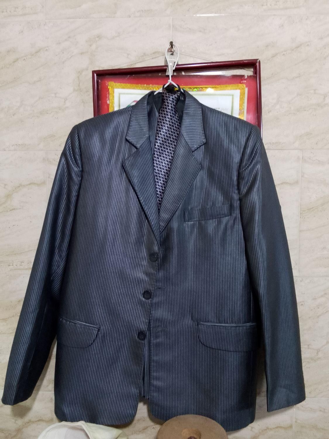 کت و شلوار و کراوات و جلیقه|لباس|لاهیجان, آهندان|دیوار