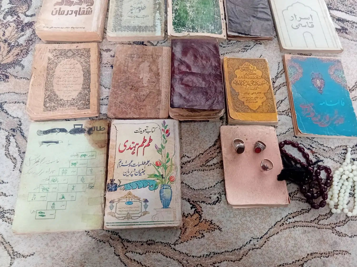 تعدادی کتاب قدیمی ۱۰۰ ساله وخطی وخط سنگی|کتاب و مجله تاریخی|اصفهان, احمدآباد|دیوار