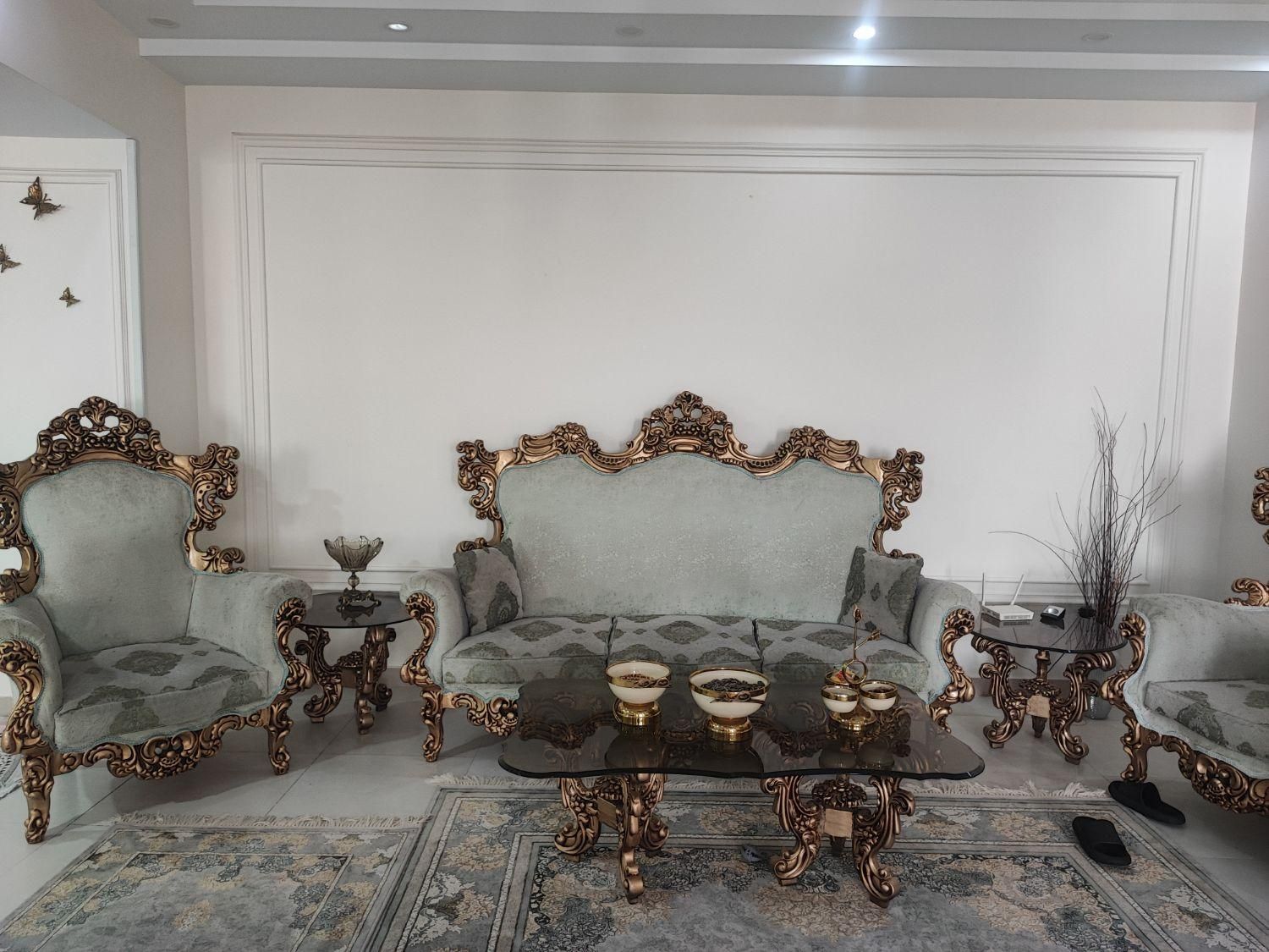 یک دست مبل سلطنتی تشک دوبل چوب فوق‌العاده محکم|مبلمان خانگی و میز عسلی|تهران, شهرک صدرا|دیوار
