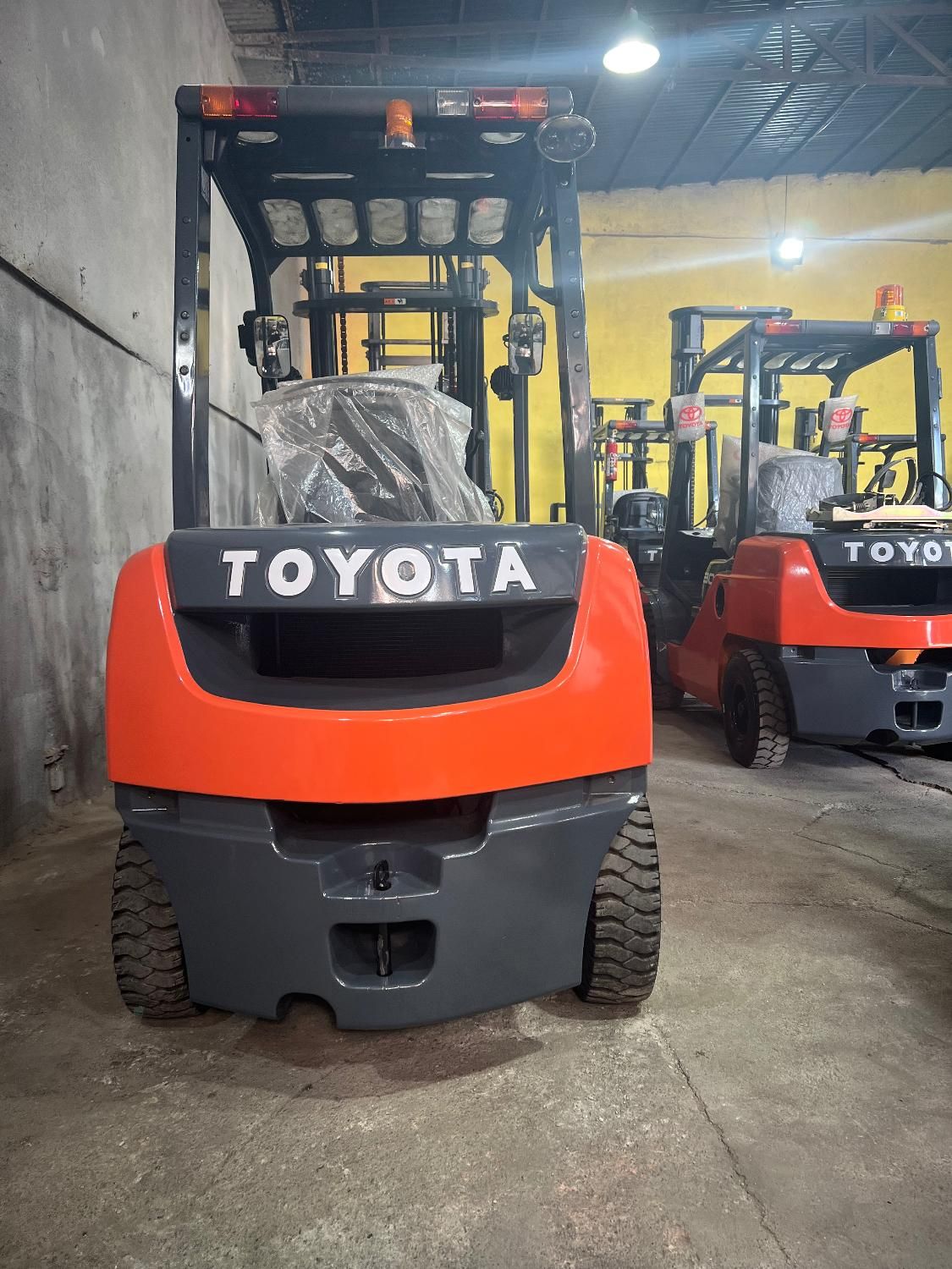 لیفتراک ۲.۵ تن تویوتا ۸ اف مدل ۲۰۲۱ دیزل مشابه صفر|خودرو سنگین|ری, دولتآباد|دیوار