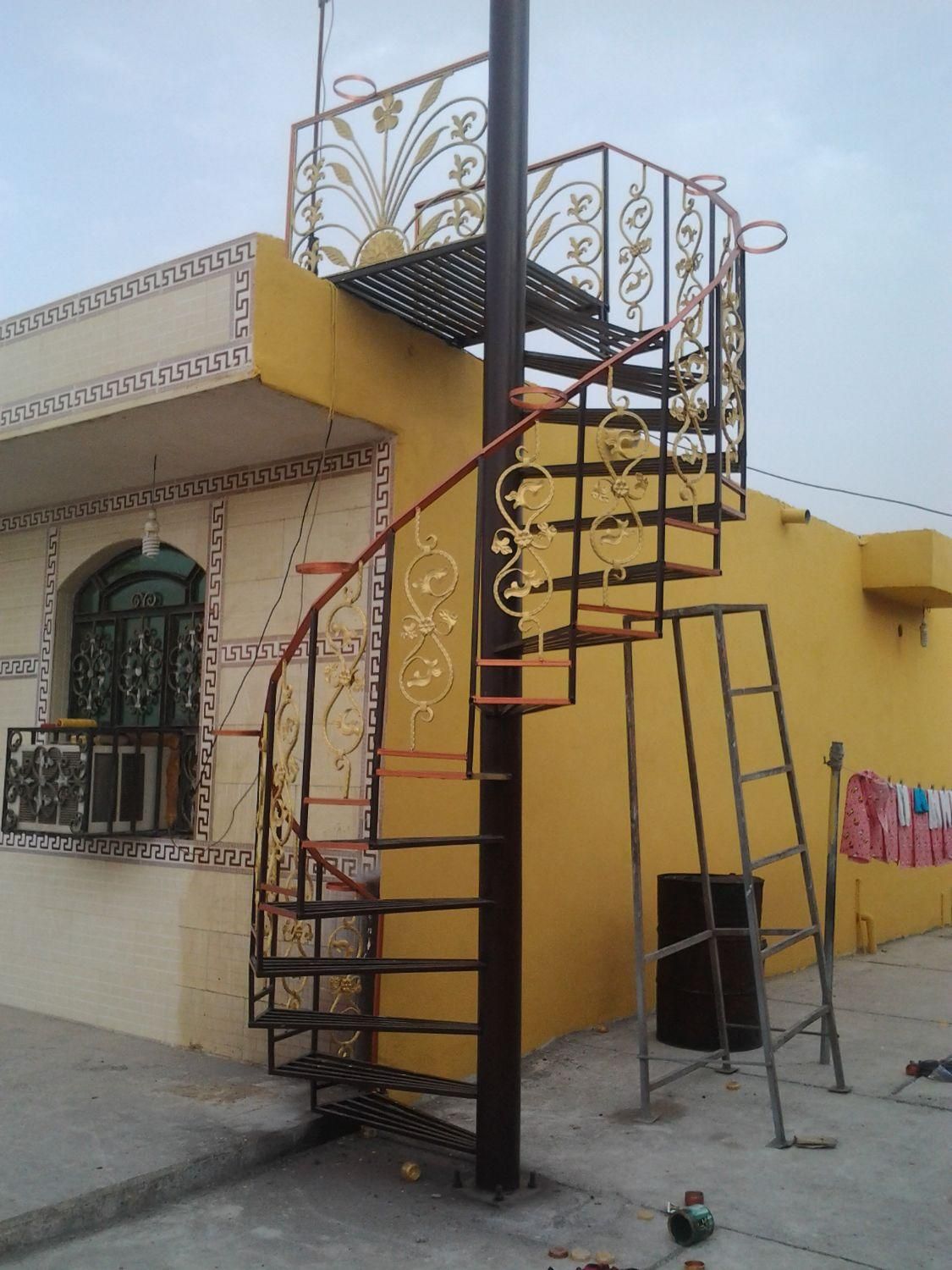 ساخت و نصب جوشکاری پله مارپیچ تک محور کنسولی معلق|خدمات پیشه و مهارت|بندرعباس, |دیوار