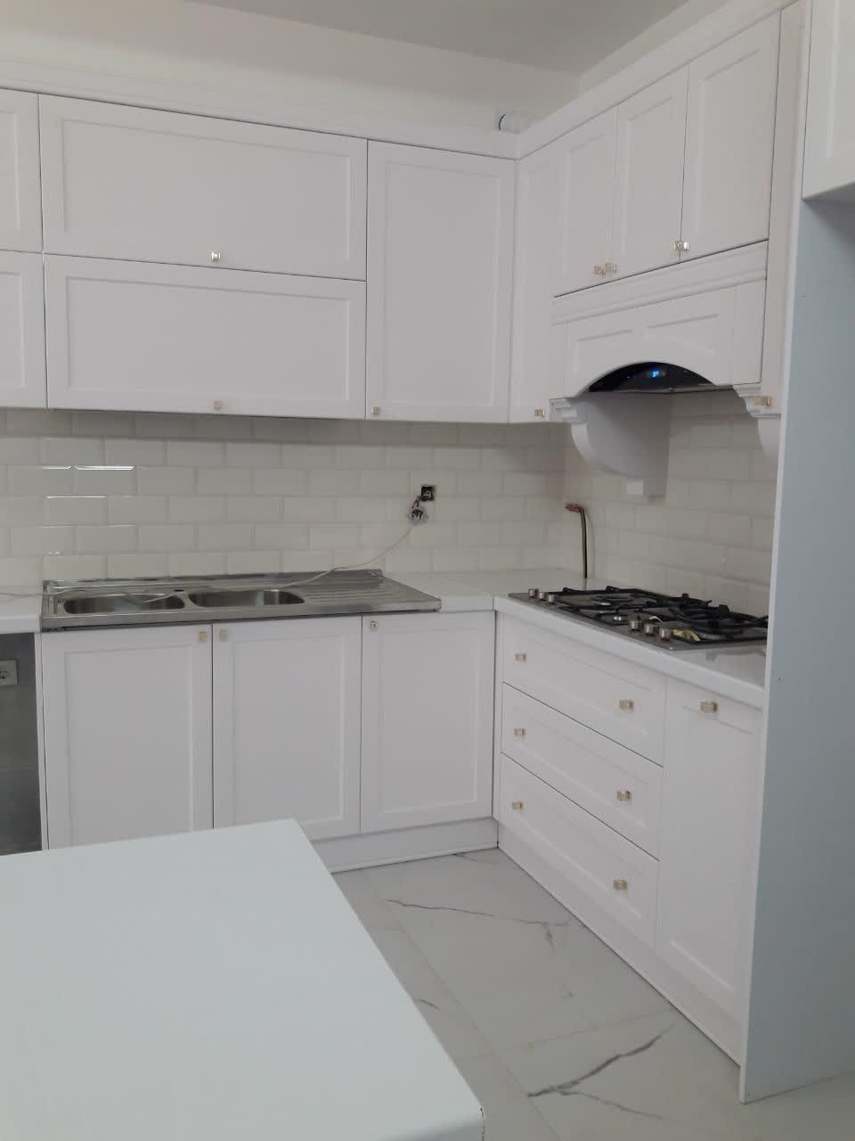 نئو کلاسیک/کابینت آشپزخانه/هایگلاس/mdf|مصالح و تجهیزات ساختمان|قم, امامزاده ابراهیم|دیوار