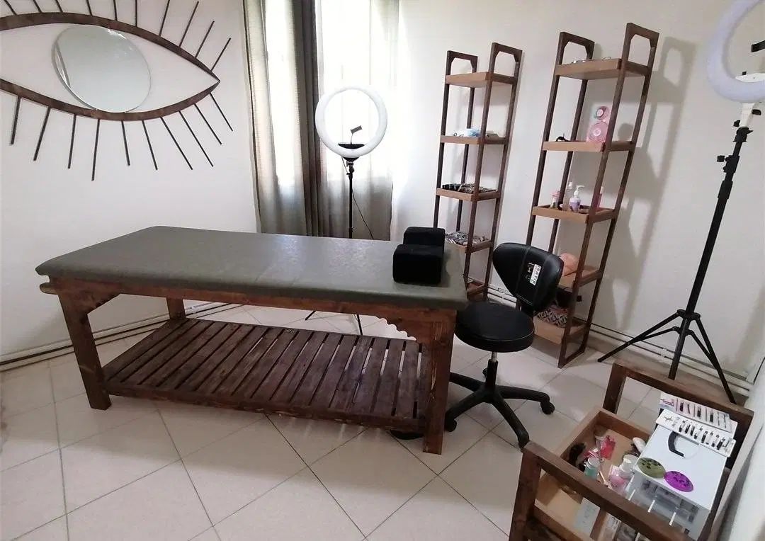 تخت چوبی و تخت پایه جمع شو ماساژ و مژه و پاف|آرایشگاه و سالن‌های زیبایی|تهران, صادقیه|دیوار
