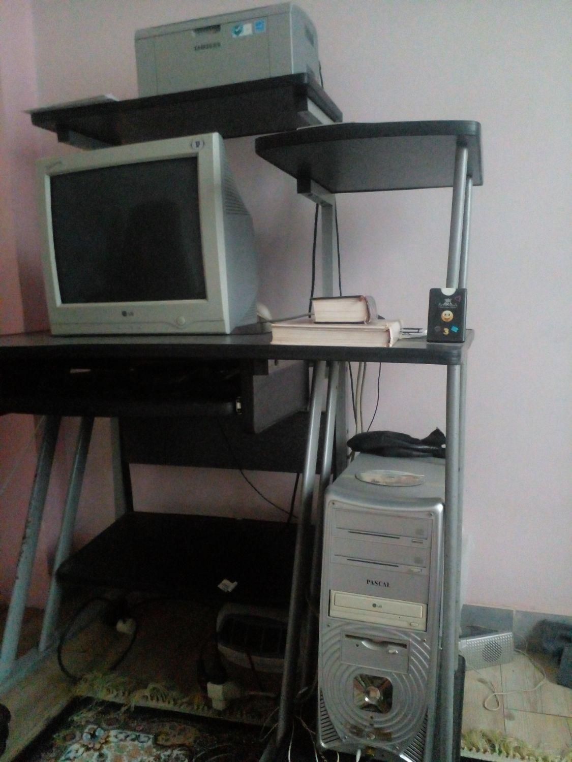 مانیتور با میز کامل  و صندلی گردان|میز تحریر و کامپیوتر|لنگرود, |دیوار