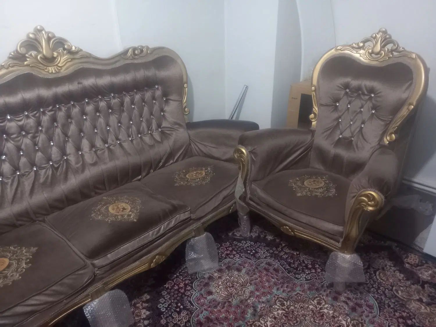 مبل سلطنتی ۹ نفره به همراه دو عدد میز عسلی|مبلمان خانگی و میز عسلی|تهران, آرارات|دیوار