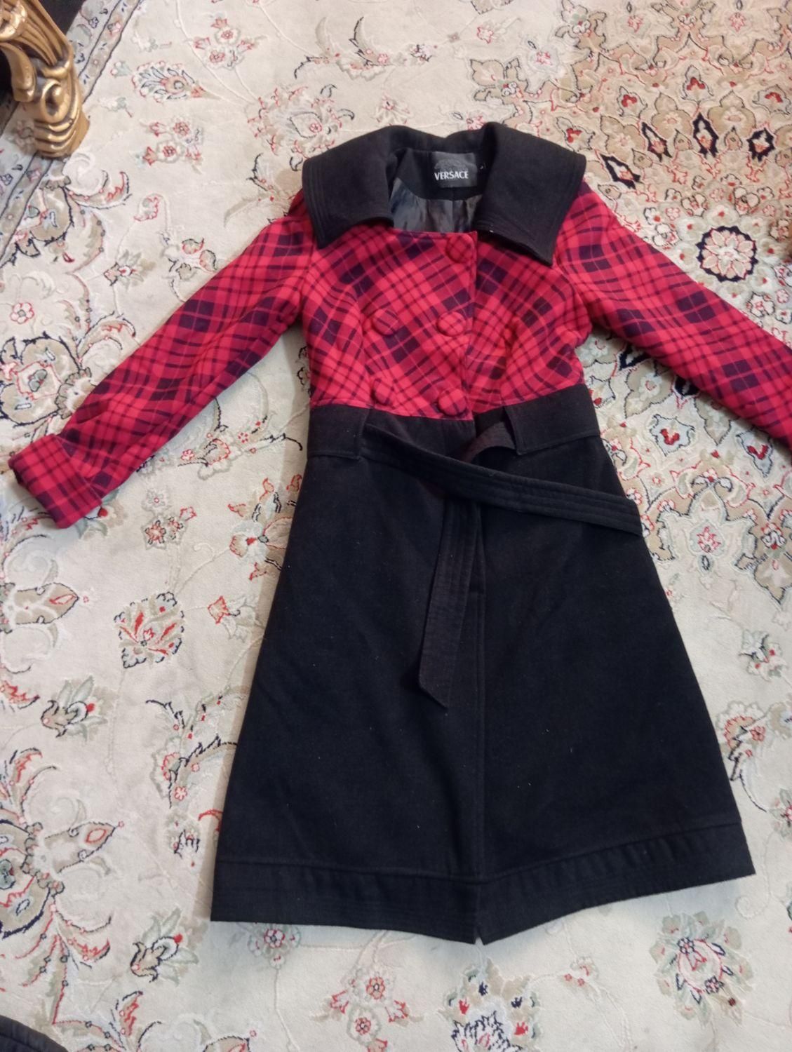 مانتو و  کاپشن|لباس|پیشوا, |دیوار