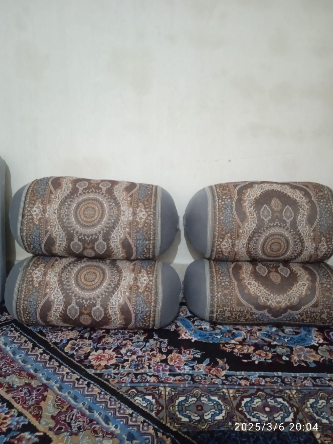 چهار عدد بالش با دوعدد پشتی ست در حدنو|مبلمان خانگی و میز عسلی|ایذه, |دیوار