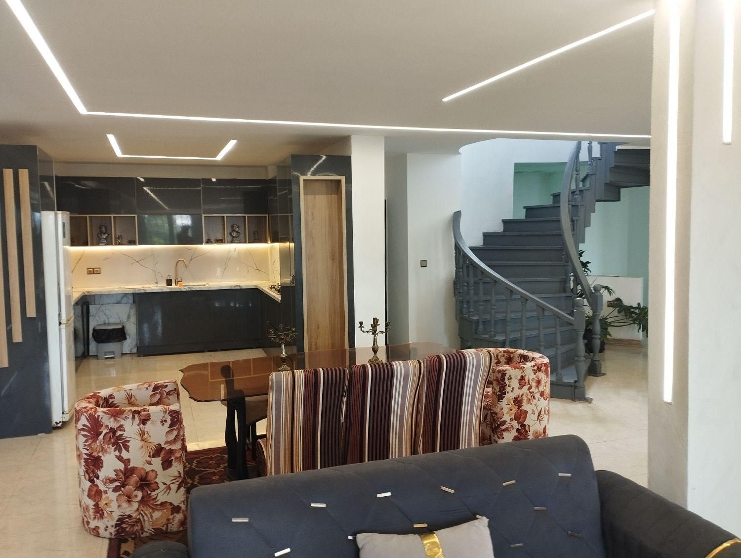 ویلای ۴ خوابه ساحلی استخردار|اجارهٔ کوتاه‌مدت ویلا و باغ|چالوس, |دیوار