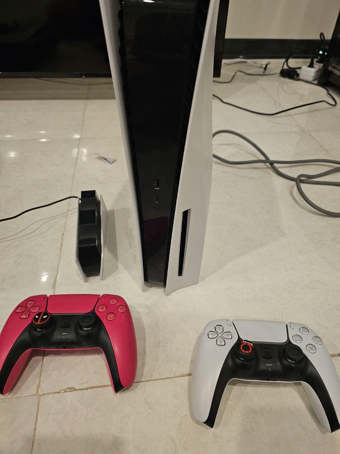 ps5 fat دو دسته با شارژر|کنسول، بازی ویدئویی و آنلاین|تهران, دریاچه شهدای خلیج فارس|دیوار