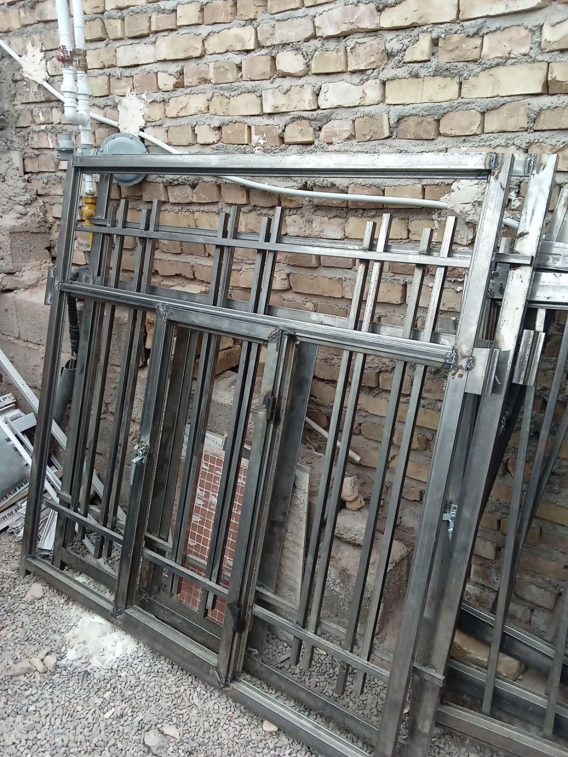 درب وپنجره فلزی  اهنی پیش ساخته سبک|خدمات پیشه و مهارت|کرمان, |دیوار