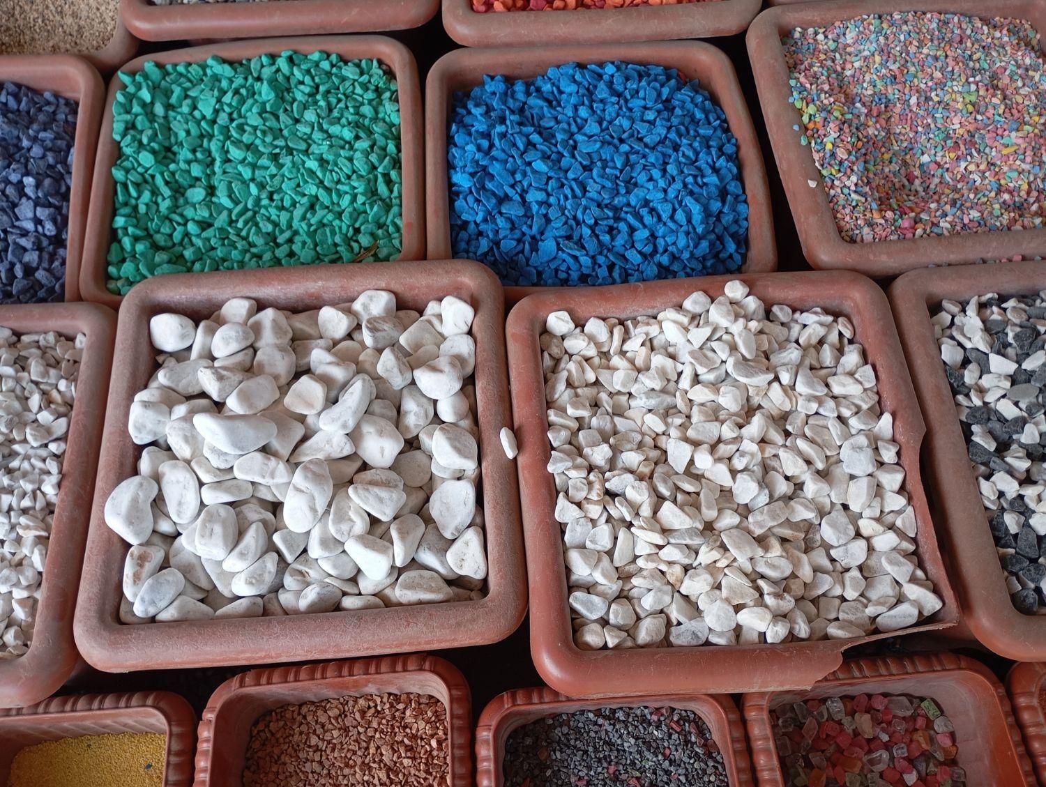 قلوه سنگهای سفید و رنگی و سنگ رودخانه ای|گل و گیاه طبیعی|تهران, امامت|دیوار