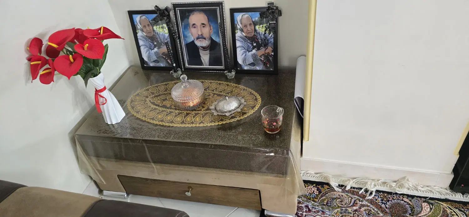 فروش مبل ۴ نفره درحدنووبسیارتمیز با دومیزکناری|مبلمان خانگی و میز عسلی|تهران, امیر بهادر|دیوار