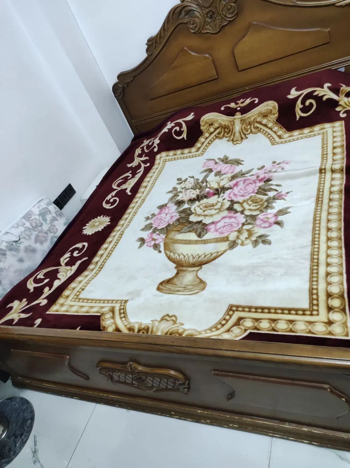 ست تخت خواب و میز آینه|تخت و سرویس خواب|اصفهان, کارلادان|دیوار