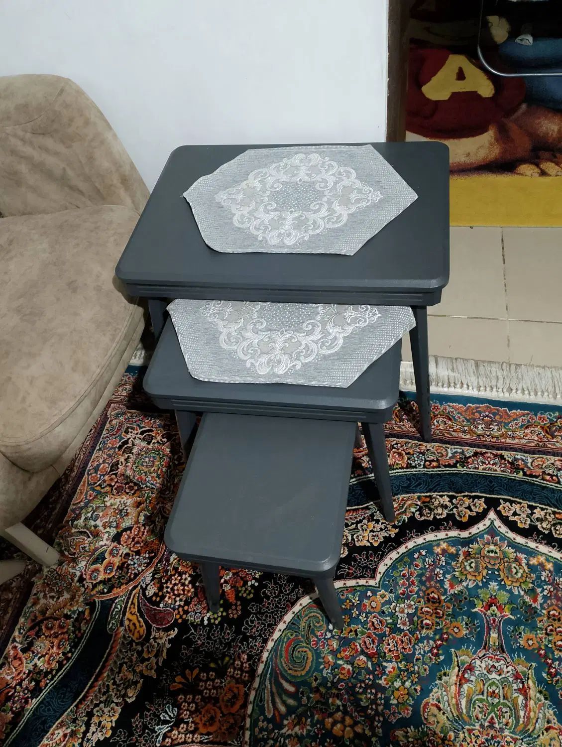 میز جلومبلی سالم به همراه سه عدد عسلی سالم|مبلمان خانگی و میز عسلی|رشت, یخسازی|دیوار