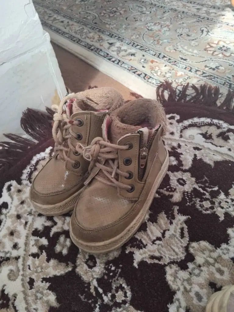 کفش و پیراهن بچگانه|کفش و لباس بچه|اصفهان, باتون|دیوار