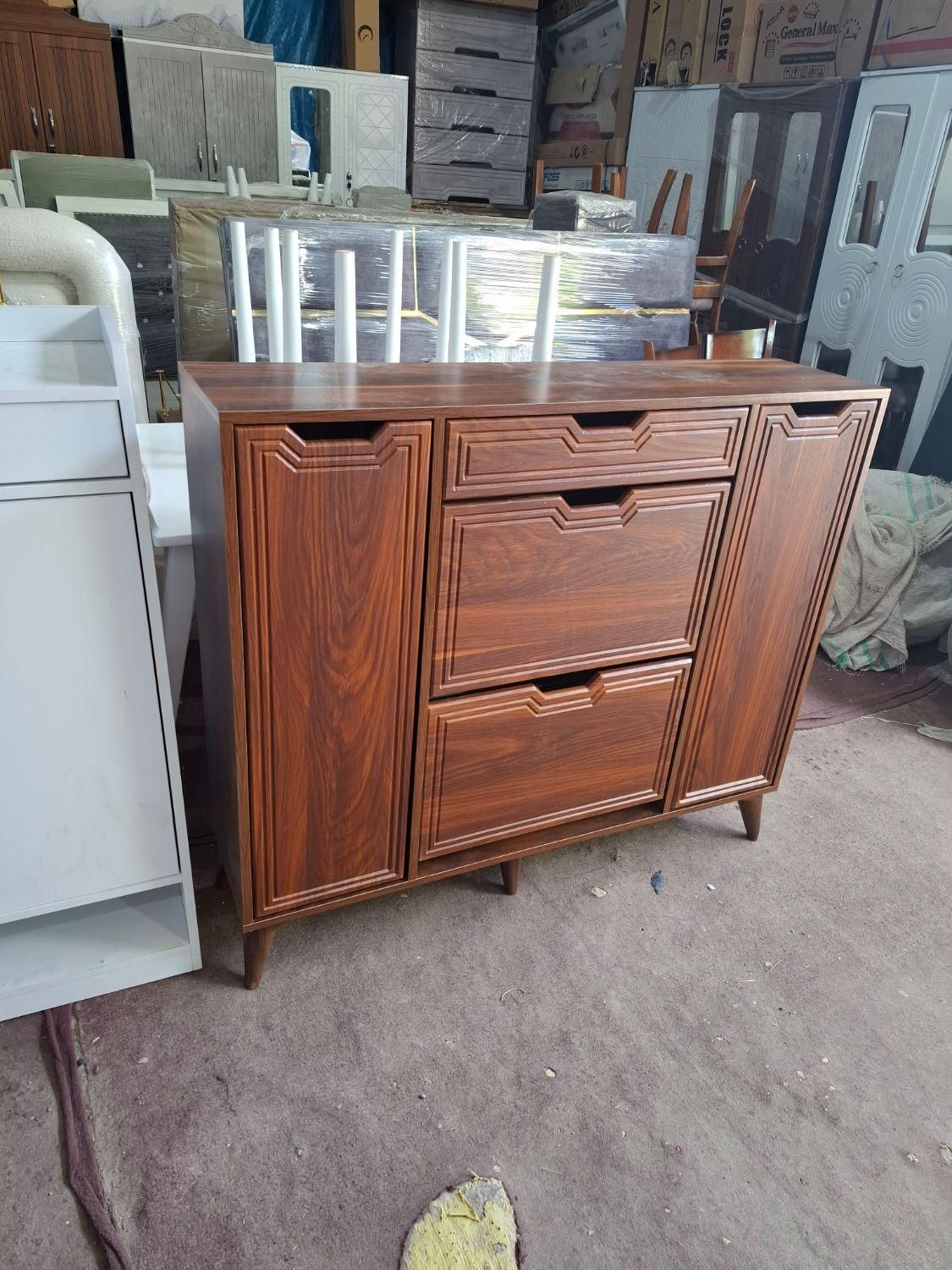 جاکفشی طایفه.جاکفشی طایفه|جاکفشی، کمد، دراور|خرم‌آباد, |دیوار