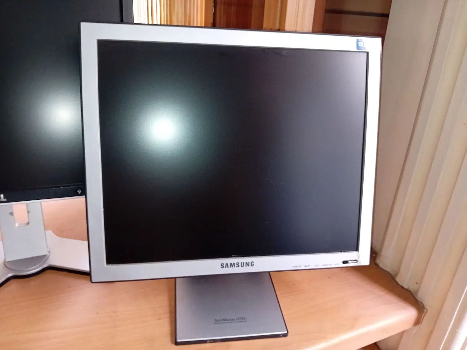 مانیتور 17 LCD دل و سامسونگ پایه متحرک صفحه چرخشی|قطعات و لوازم جانبی رایانه|تهران, نیروی هوایی (پیروزی)|دیوار