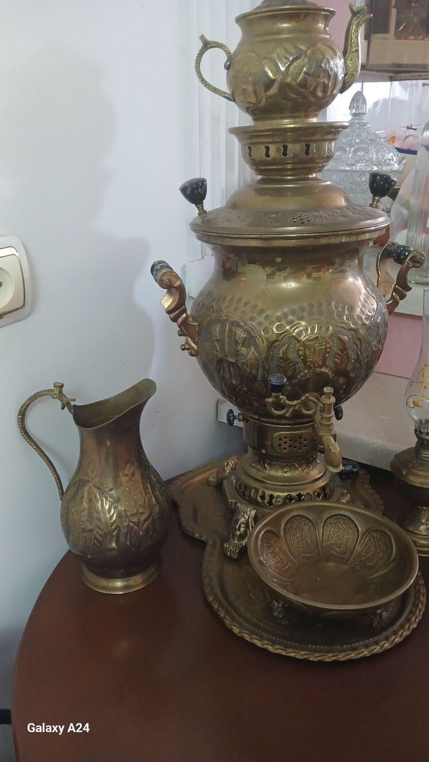سماور ذغالی مدل هخامنشی  و شمعدان برنجی|کلکسیون اشیاء عتیقه|الوند, |دیوار