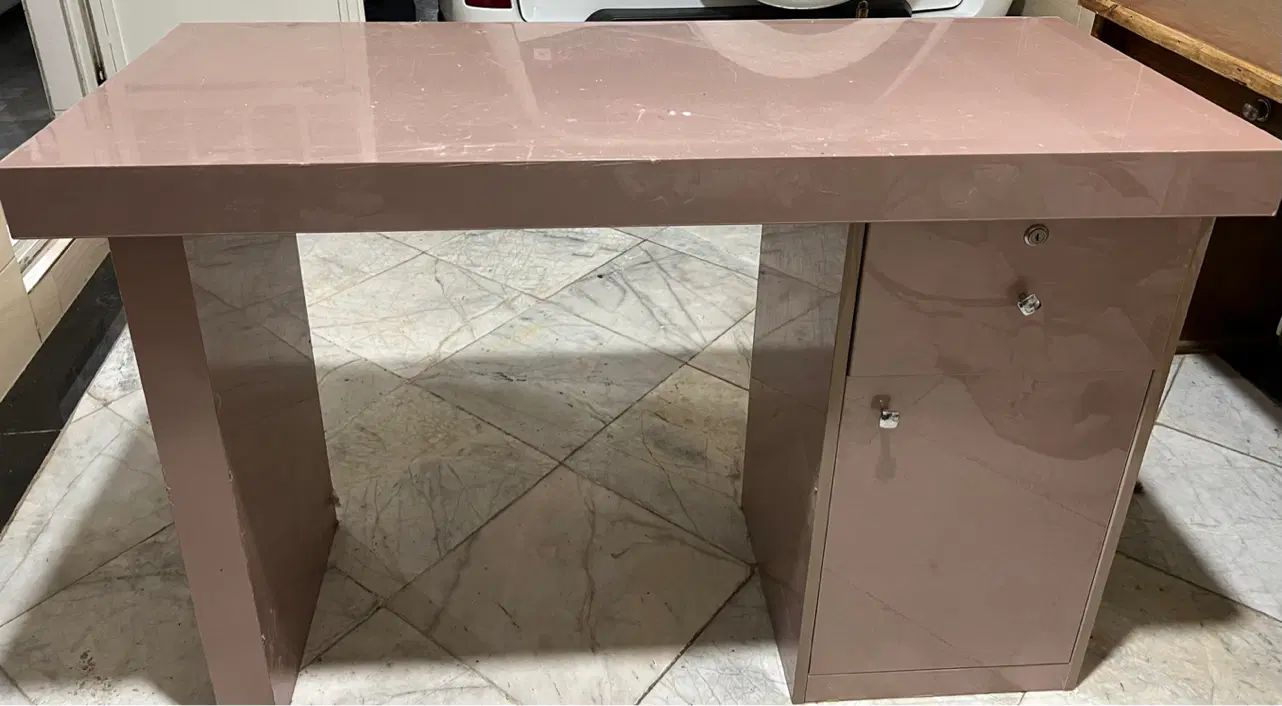 میز کار mdf های گلس بسیار تمیز با استند دیواری|آرایشگاه و سالن‌های زیبایی|کرج, مطهری|دیوار