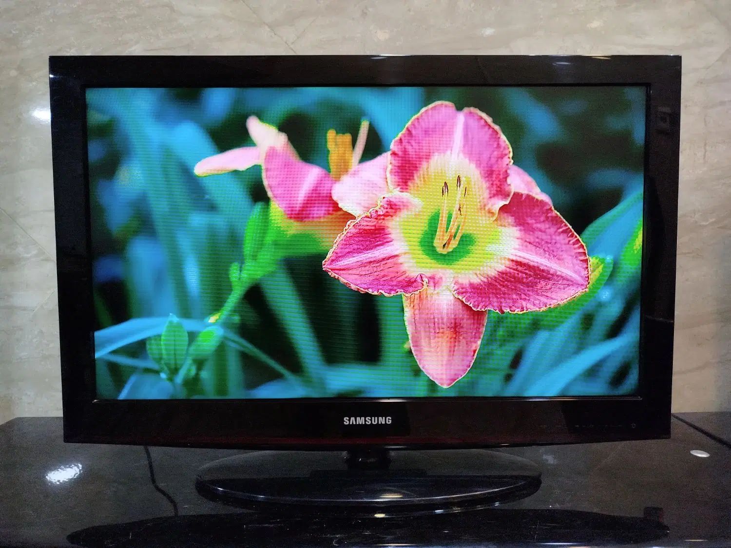 تلویزیون ۳۲ اینچ LCD سامسونگ دیجیتال سرخود|تلویزیون و پروژکتور|ساوه, |دیوار