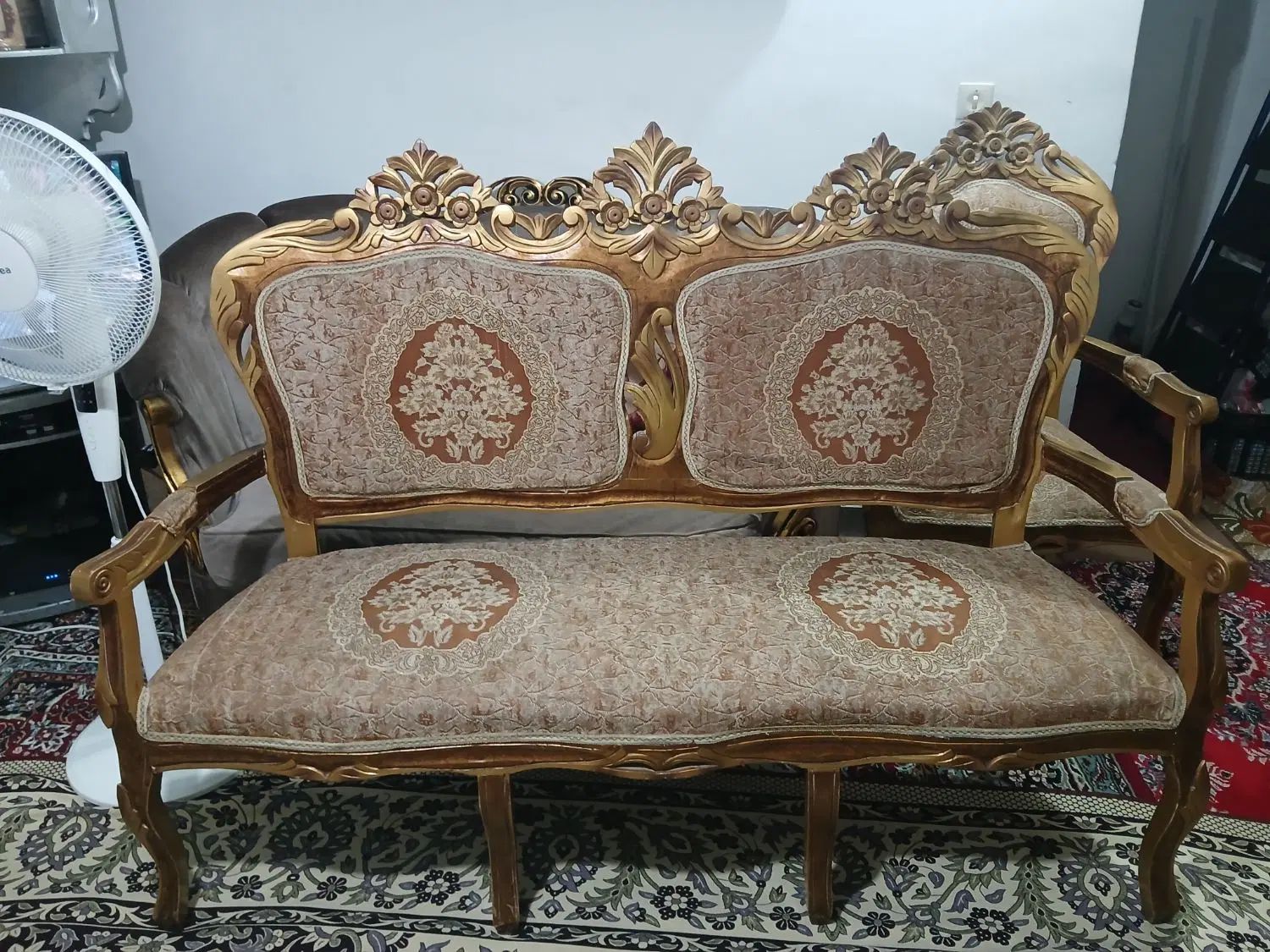 مبلمان ۹نفره کارکرده ولی تمیزه چوب کردو محکم|مبلمان خانگی و میز عسلی|اسلام‌شهر, شهرک انبیا|دیوار