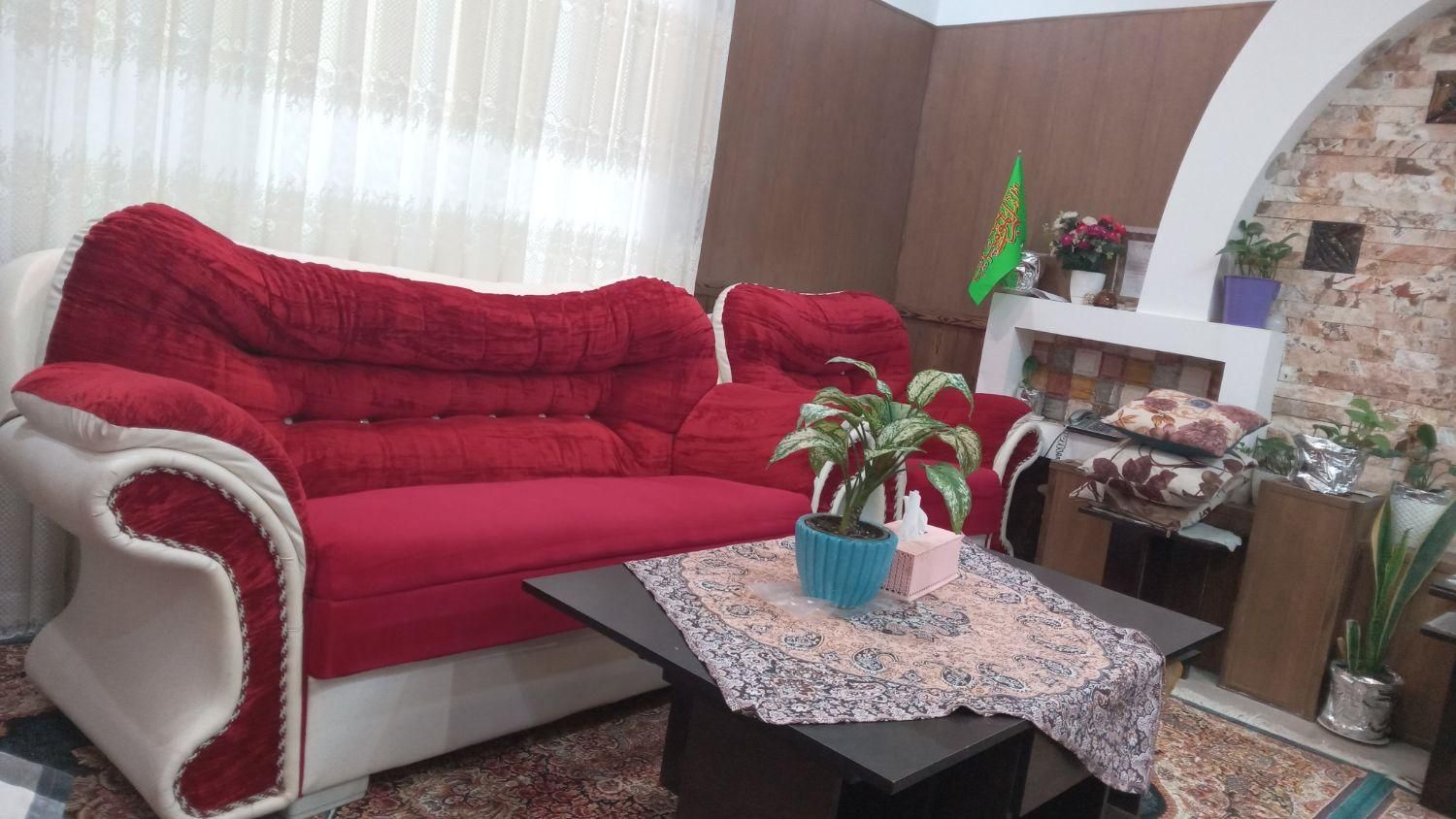 مبلمان زیباوراحت به علت جابه جایی حراج کردم|مبلمان خانگی و میز عسلی|لنگرود, |دیوار