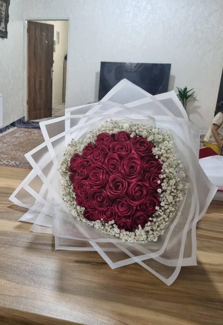 دسته گل رز قرمز روبانی گل ژیپسوفیلا|گل مصنوعی|تهران, نعمت‌آباد|دیوار