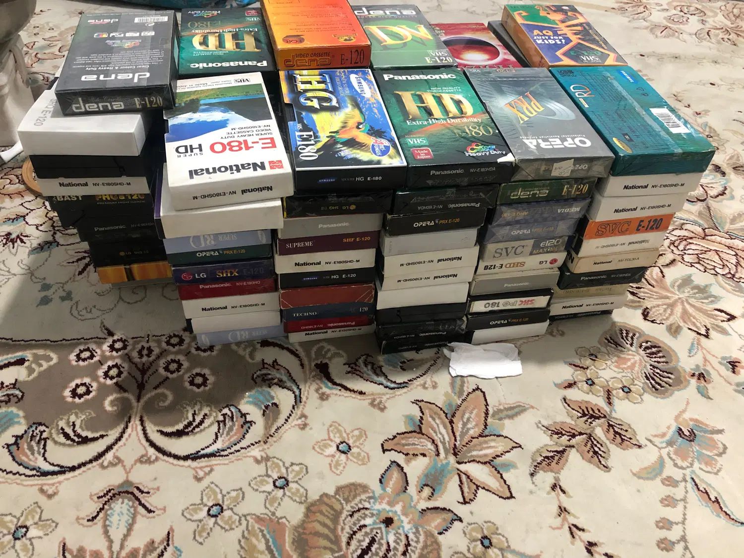 نوار ویدئو به تعداد ۱۱۱ عدد و دستگاه ویدئو|پخش‌کننده DVD و ویدیو|کرمانشاه, |دیوار